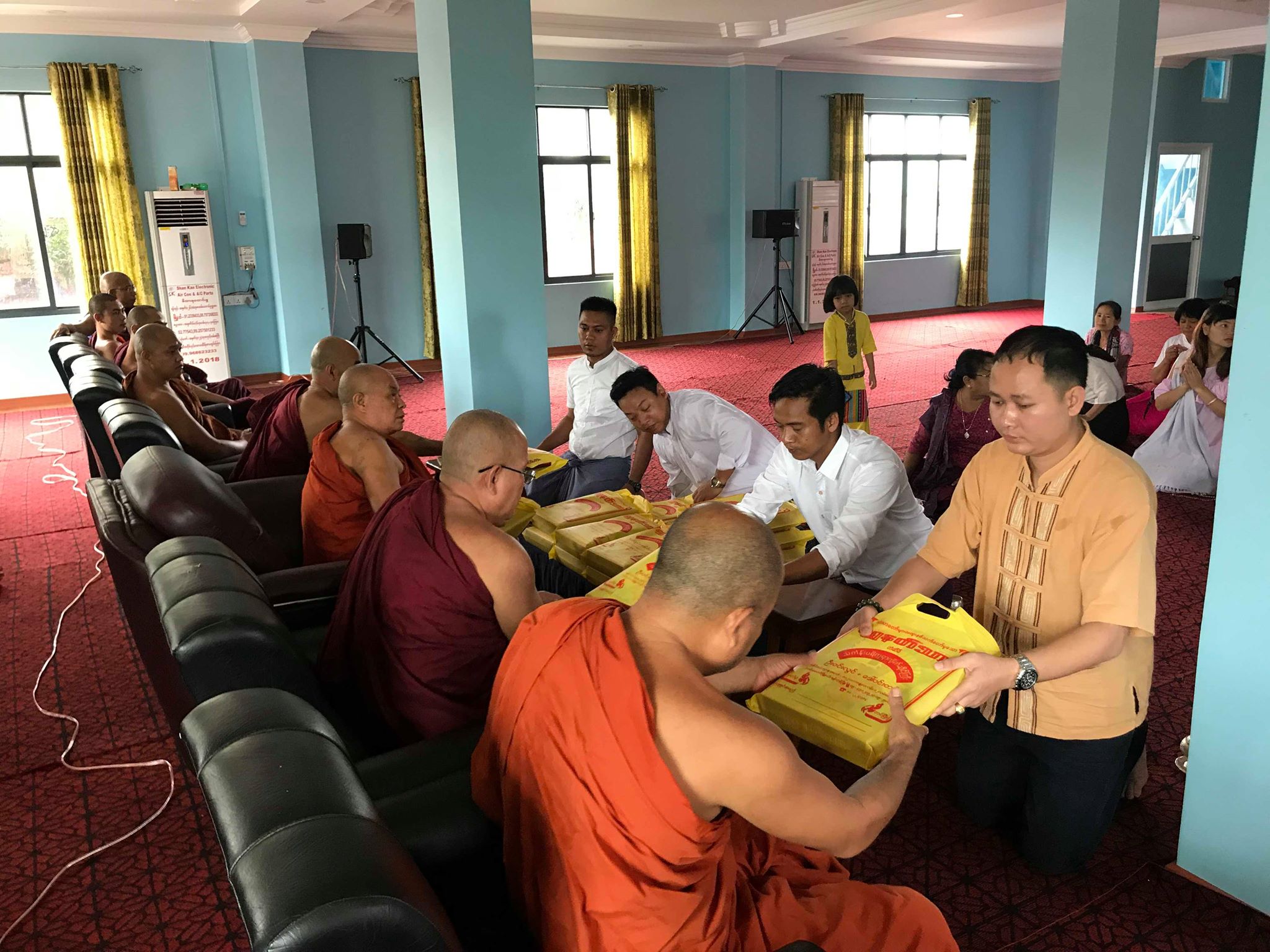 BOMES ကုမ္ပဏီမှ ဒါရိုက်တာများနှင့် ဝန်ထမ်းများဆုပေါင်း၍ ဝါဆိုသင်္ကန်းကပ်လှူပူဇော်ပြီး နေ့ဆွမ်းဆပ်ကပ်ခြင်းအလှူပွဲ